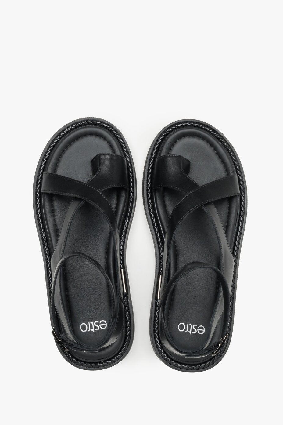 Draufsicht auf das Paar schwarzer Sandalen von Estro.