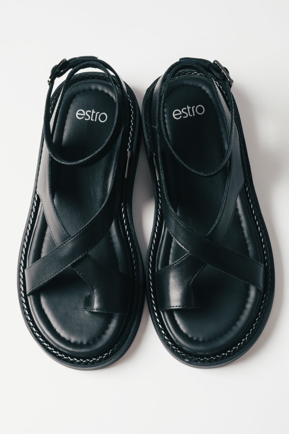 Schräge Ansicht der schwarzen Casual Damen-Sandalen mit Plateausohle aus weichem Echtleder.