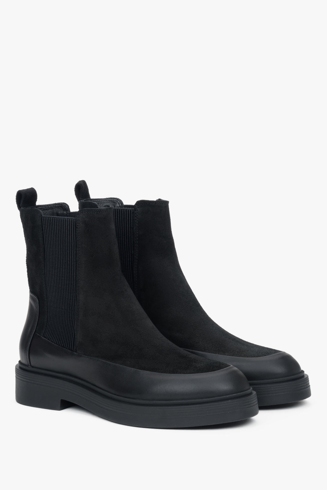 Schwarze Damen-Chelsea-Boots, gefertigt aus luxuriösem italienischem Velours- und Glattleder.