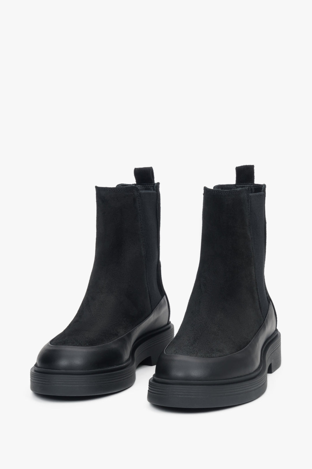 Ein Paar klassische schwarze Chelsea-Boots mit elastischen Seiteneinsätzen und Zuglasche, aus Velours- und Glattleder.