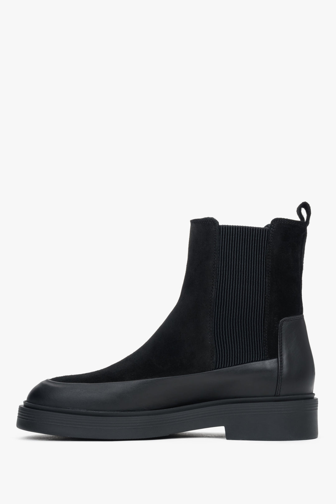 Der Estro Chelsea Boot ER00111484 in Schwarz, kombiniert Velours- und Glattleder für einen raffinierten Look.