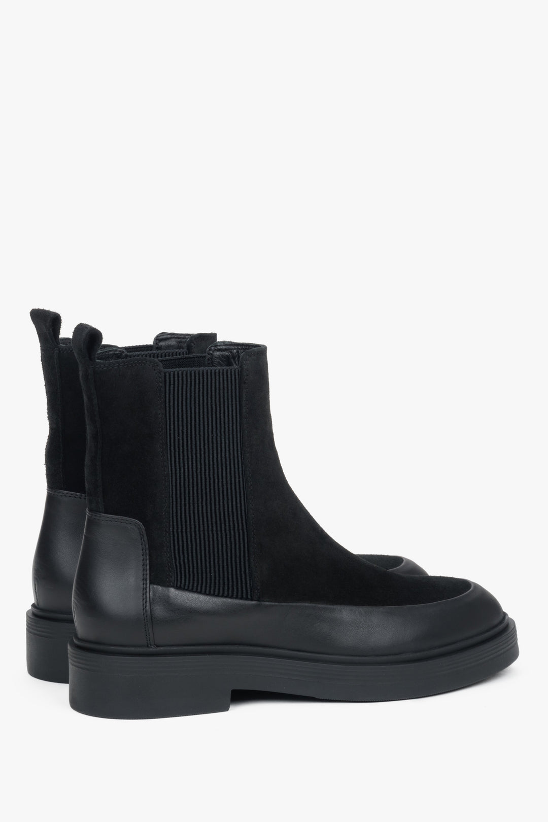 Nahaufnahme des eleganten Kontrasts zwischen dem samtigen Veloursleder und dem glatten Leder der Boots.