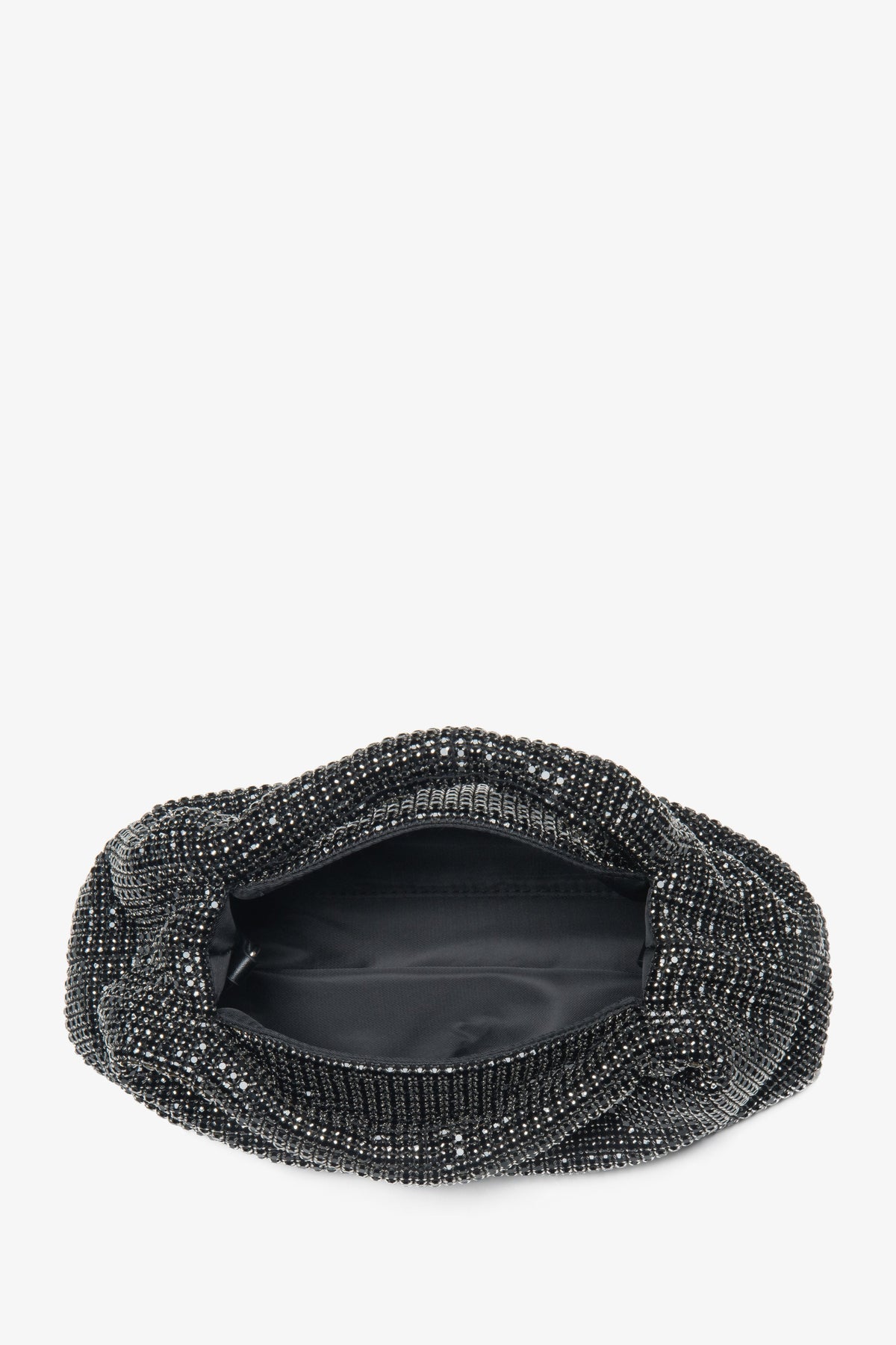 Schwarze Abendtasche für Damen von Estro, mit luxuriösen Kristallen und einem auffälligen strukturierten Henkel.