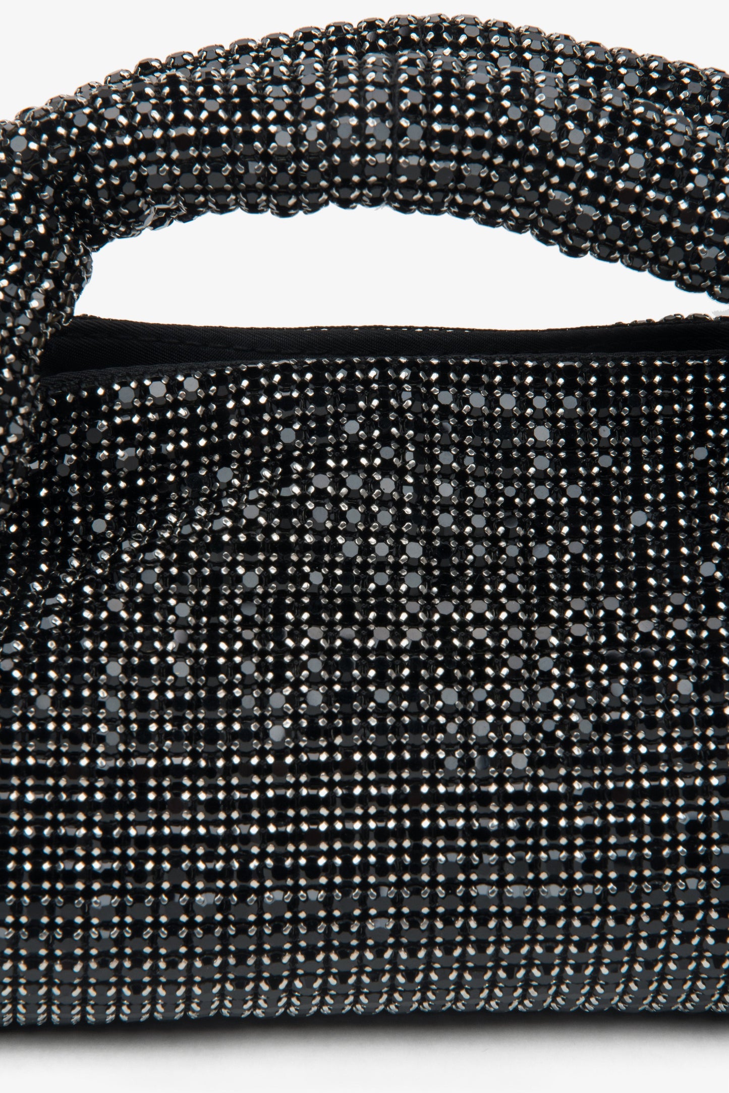 Stilvolle schwarze Abendtasche für Damen von Estro, verziert mit Kristallen und ergänzt durch einen strukturierten Henkel.