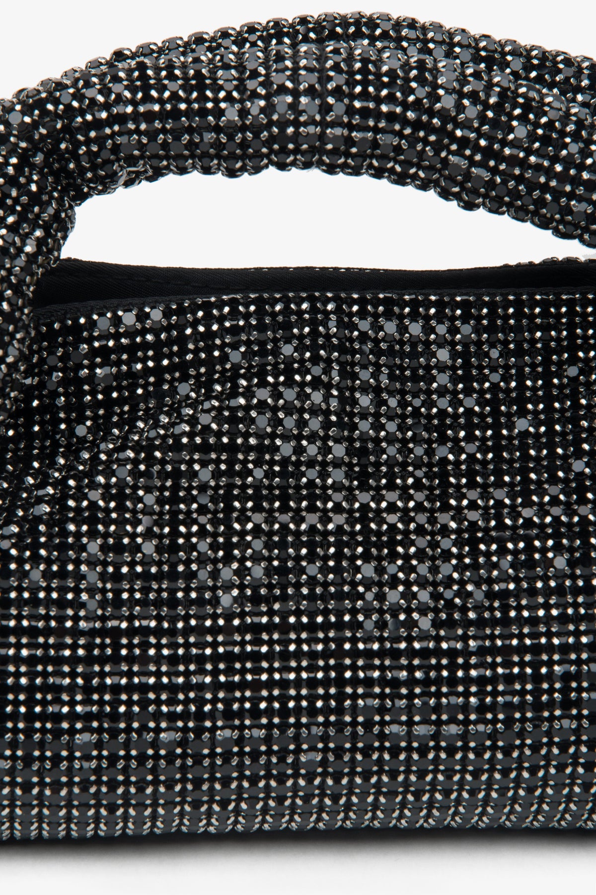 Stilvolle schwarze Abendtasche für Damen von Estro, verziert mit Kristallen und ergänzt durch einen strukturierten Henkel.
