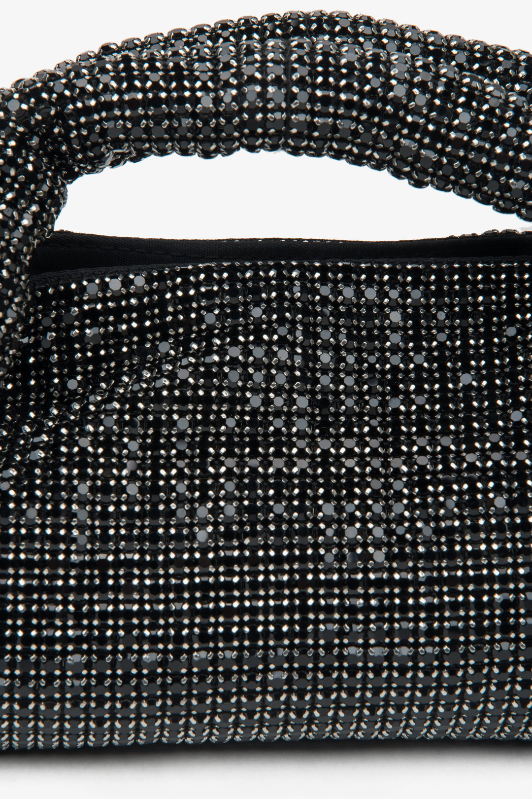 Stilvolle schwarze Abendtasche für Damen von Estro, verziert mit Kristallen und ergänzt durch einen strukturierten Henkel.
