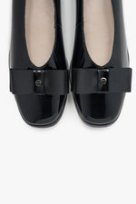 Schwarze Damen-Ballerinas aus Lackleder mit eleganter Schleife Estro ER00117919.