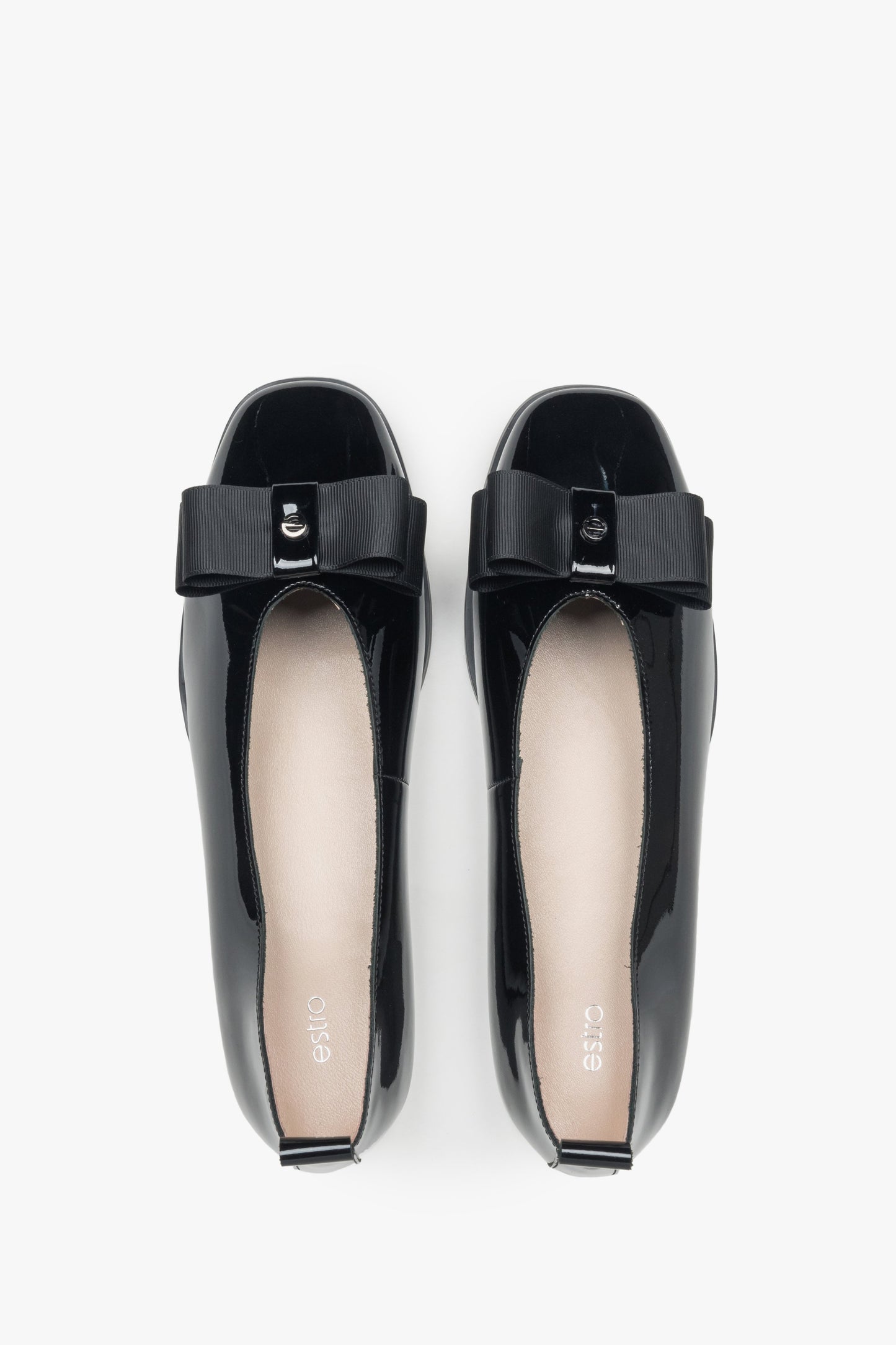 Schwarze Lack-Ballerinas von Estro mit Schleife – Ansicht von oben.