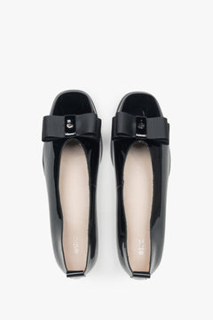 Schwarze Lack-Ballerinas von Estro mit Schleife – Ansicht von oben.