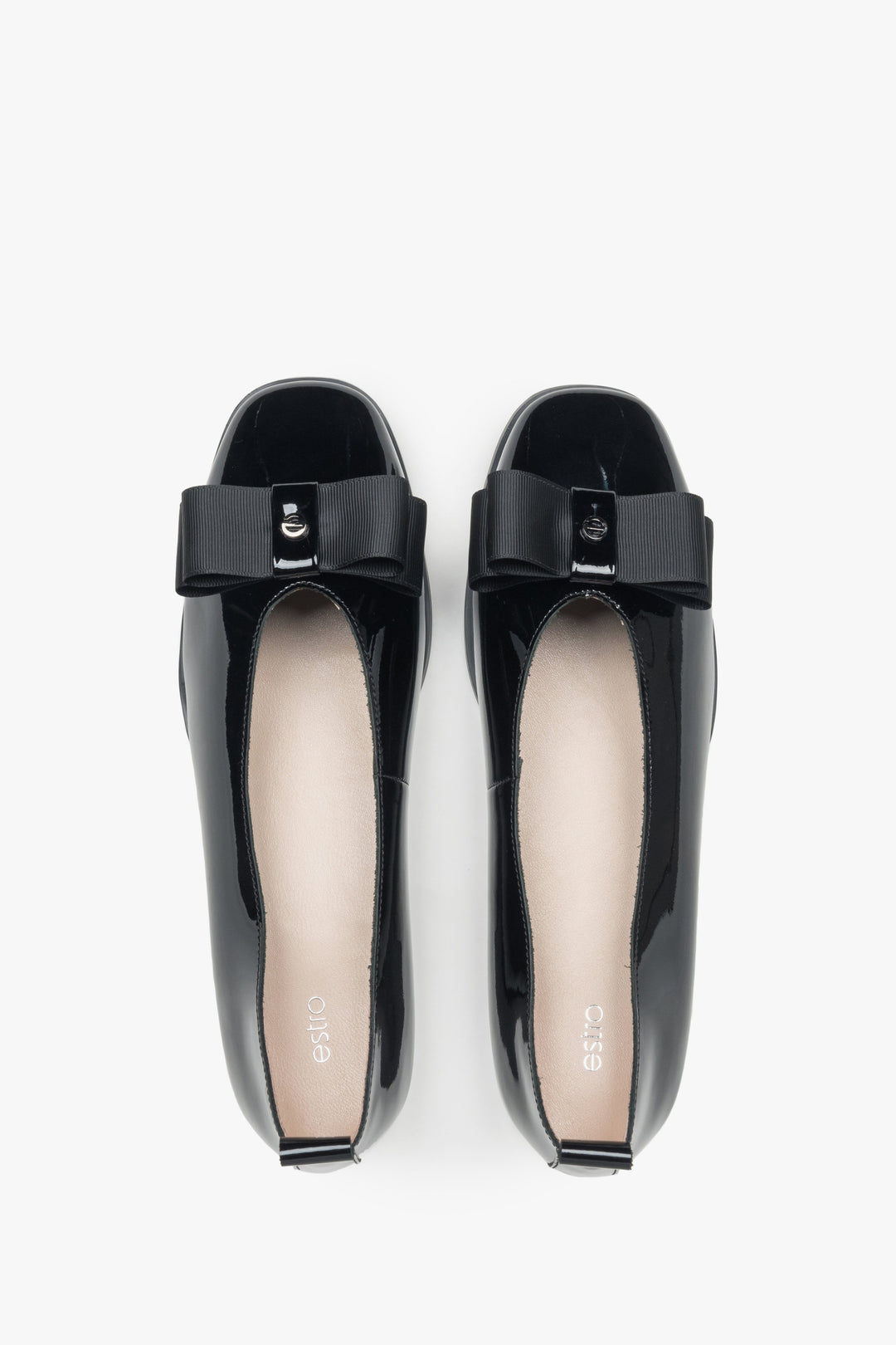 Schwarze Lack-Ballerinas von Estro mit Schleife – Ansicht von oben.