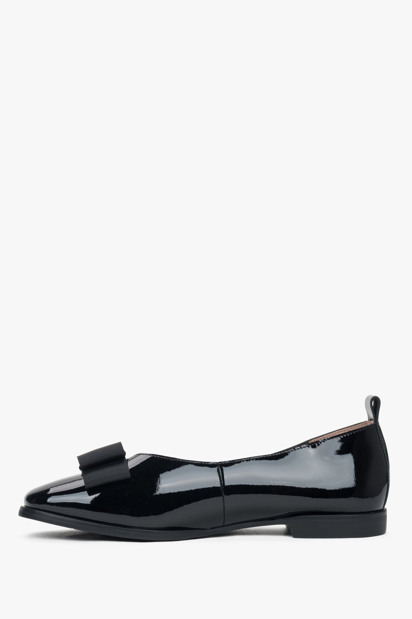 Damen-Ballerinas von Estro, die glattes schwarzes Echtleder mit einer auffälligen Schleife aus Lackleder kombinieren.