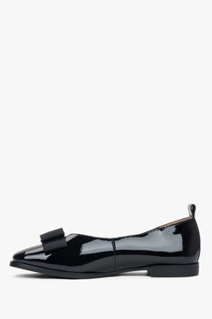 Damen-Ballerinas von Estro, die glattes schwarzes Echtleder mit einer auffälligen Schleife aus Lackleder kombinieren.