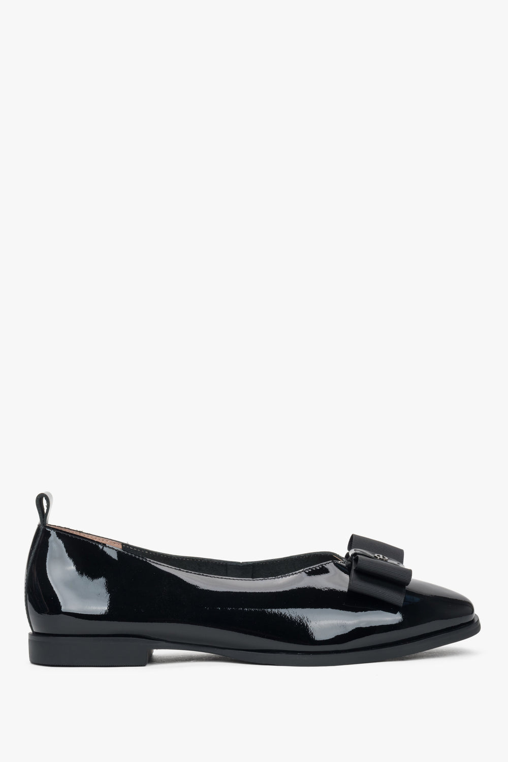 Schwarze Damen-Ballerinas aus Lackleder mit Schleife – Seitenansicht.