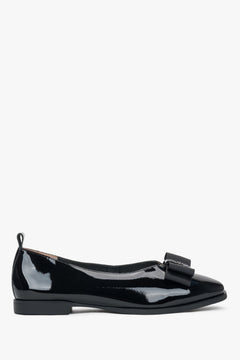 Schwarze Damen-Ballerinas aus Lackleder mit Schleife – Seitenansicht.