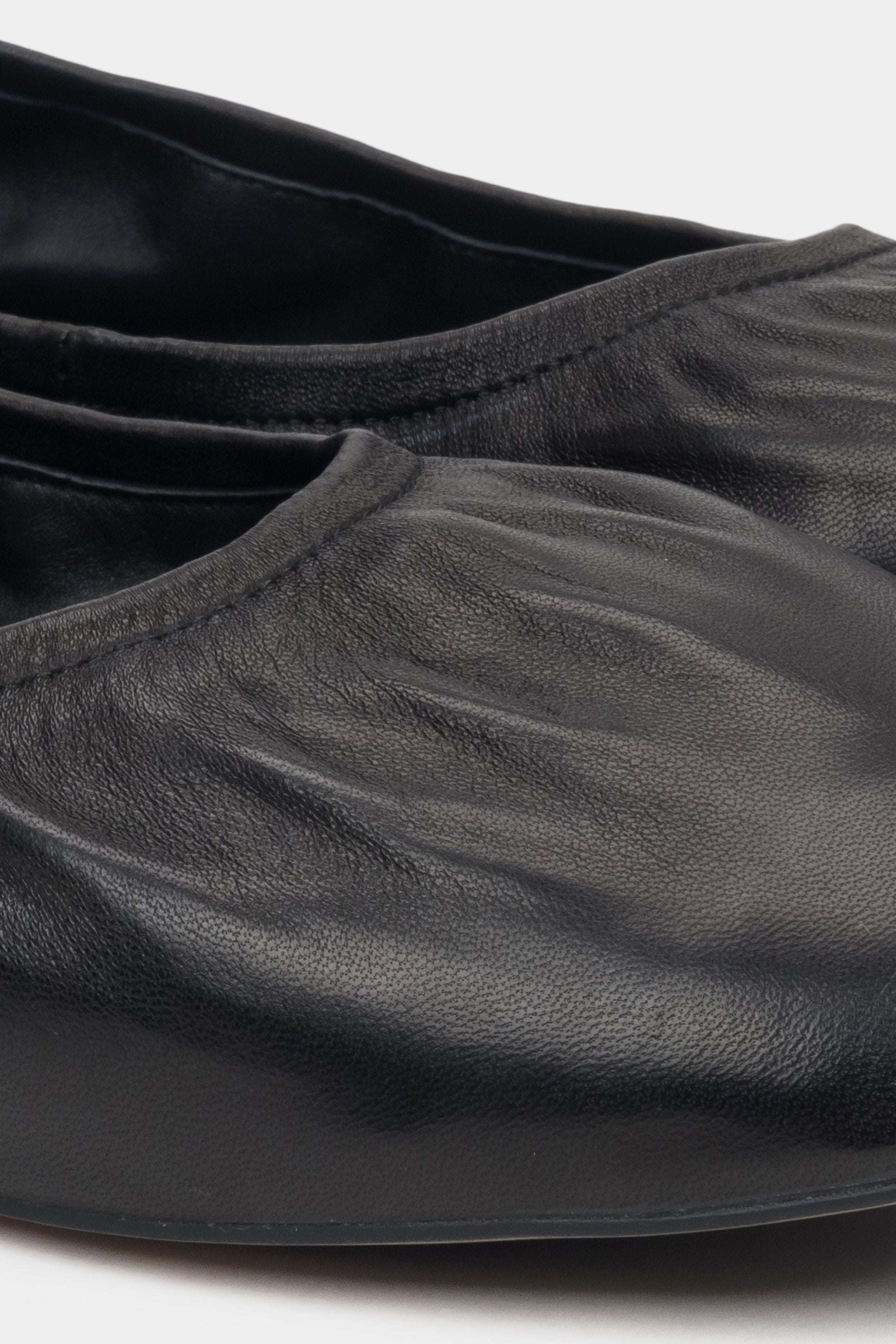Schwarze Echtleder-Ballerinas für Damen – elastisch und bequem.
