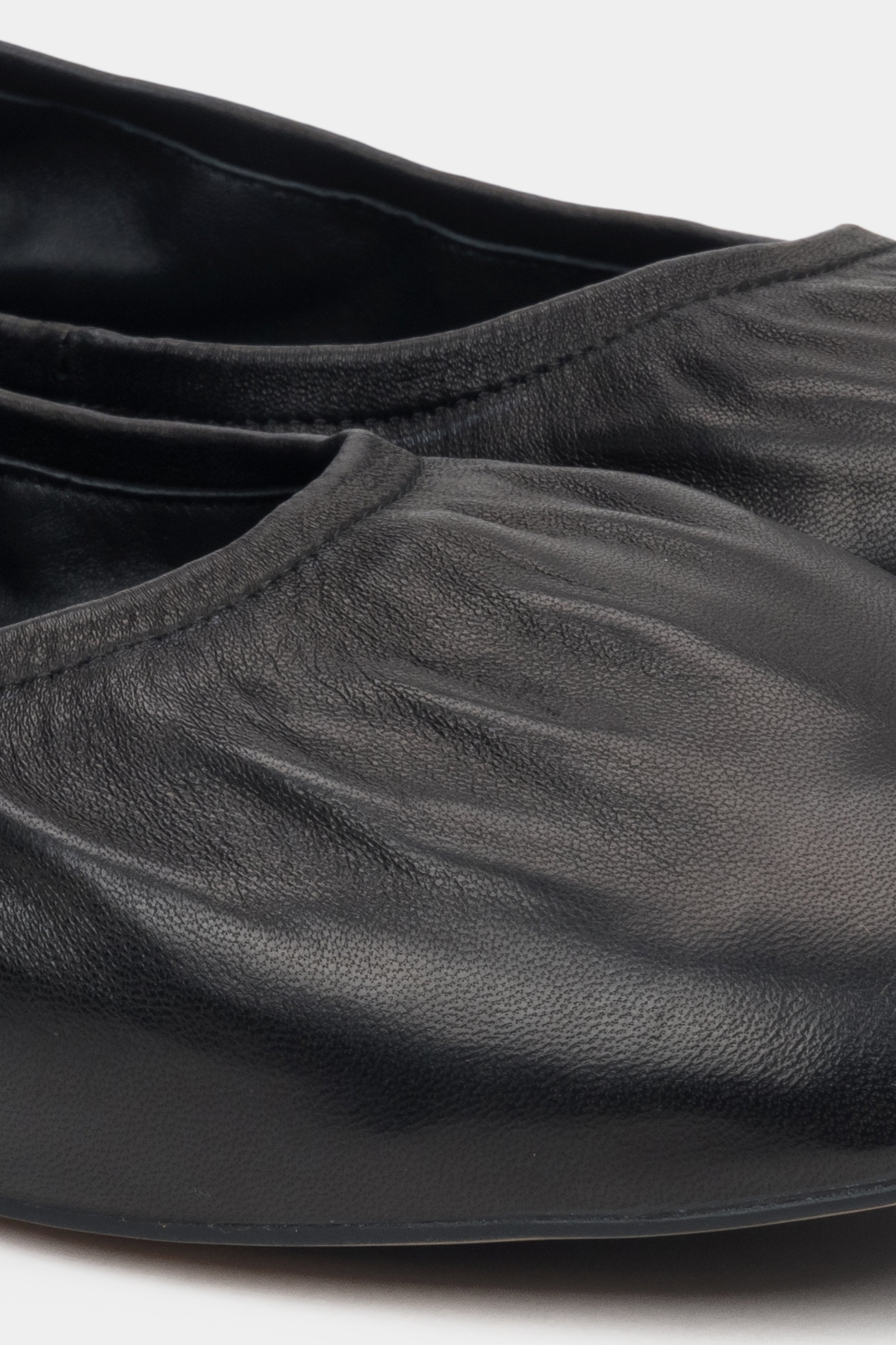 Schwarze Echtleder-Ballerinas für Damen – elastisch und bequem.