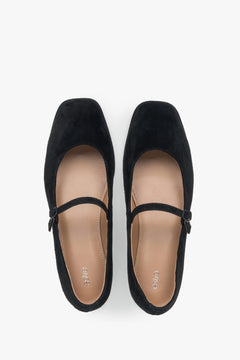 Slip-On-Ballerinas in Schwarz, gefertigt aus ultrazartem, naturbelassenem Velours.