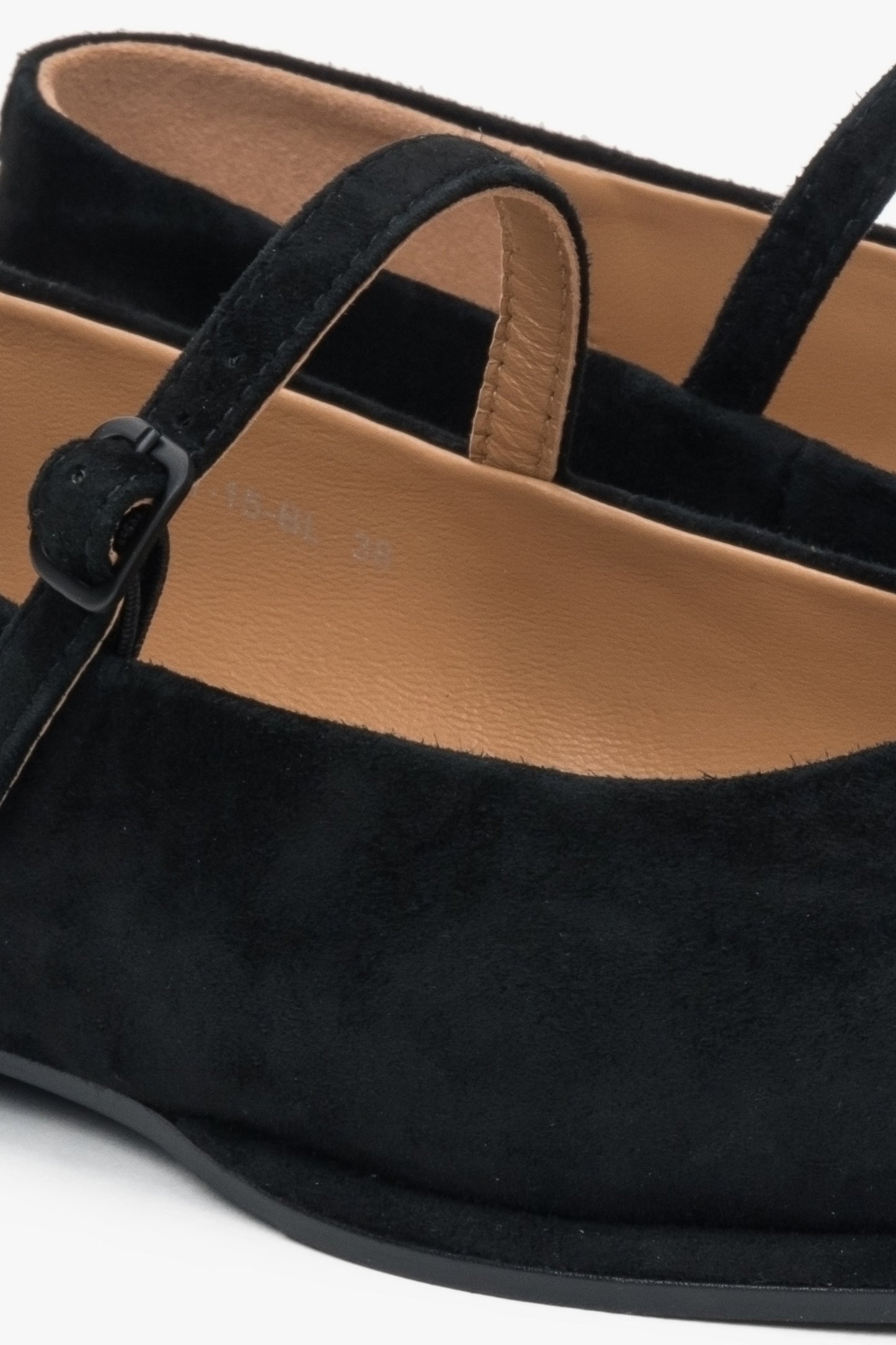 Schwarze Ballerinas mit Velours-Finish, gefertigt aus weichem, natürlichem Leder.