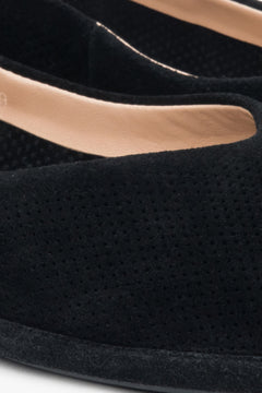 Detailaufnahme der perforierten Oberfläche und runden Schuhform – Estro ER00116922