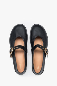 Schwarze Damen-Ballerinas aus echtem Leder von oben mit goldfarbener Schnalle