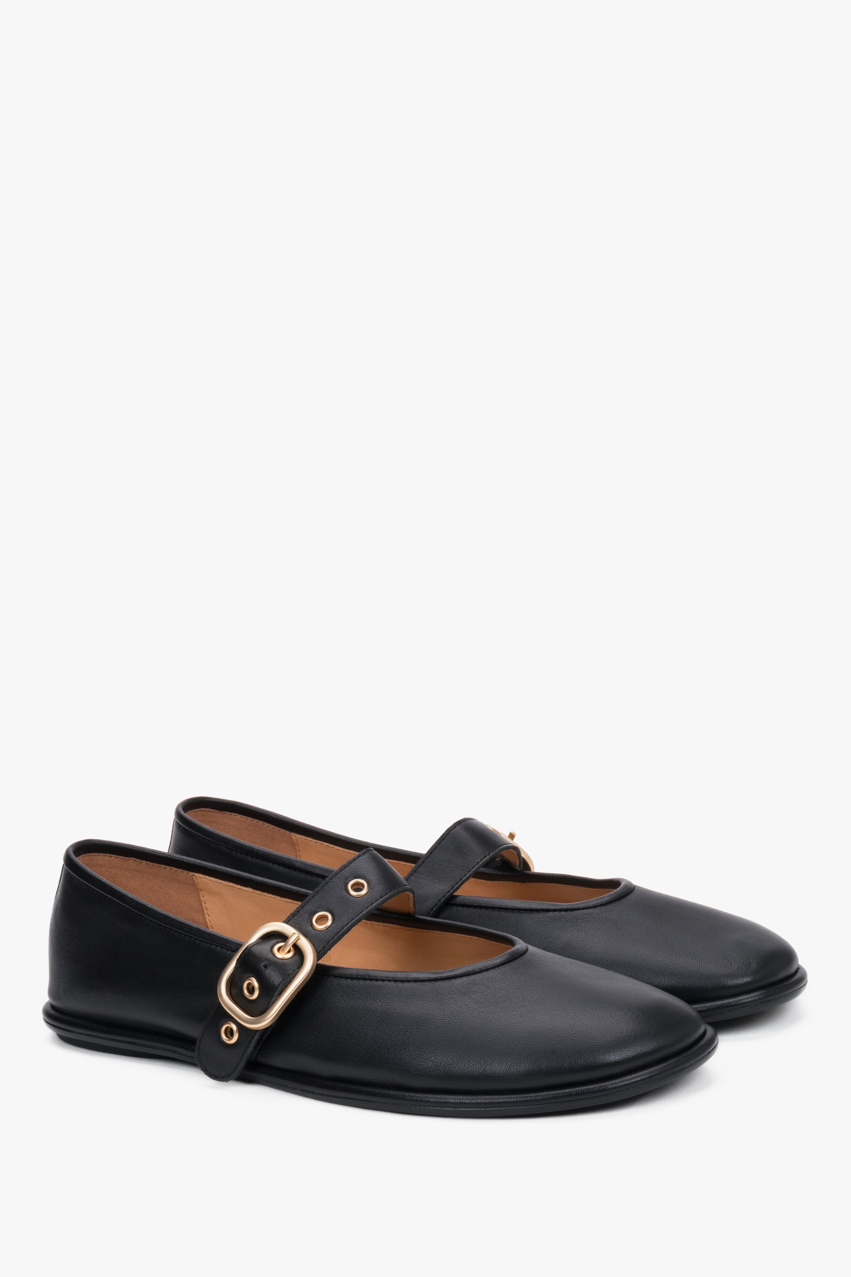 Schwarze Damen-Ballerinas aus echtem Leder in schräger Vorderansicht