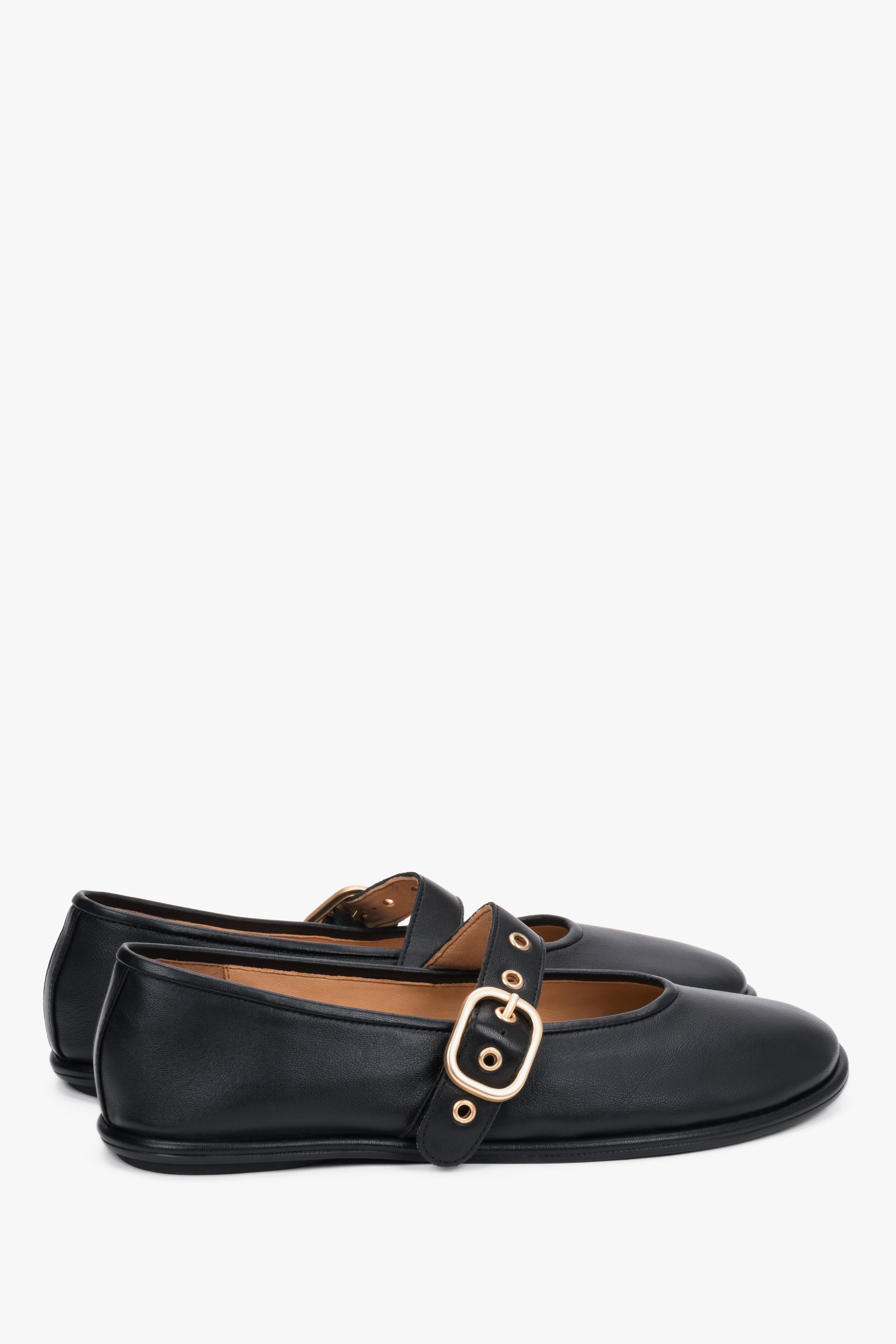 Schwarze Damen-Ballerinas aus Leder in schräger Seitenansicht
