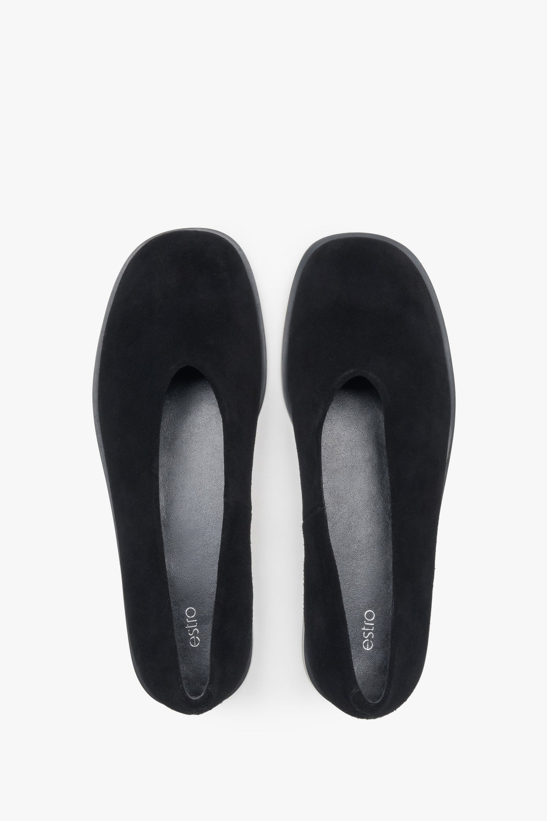 Schwarze Ballerinas von Estro mit samtigem Griff, aus weichem Velours gefertigt.