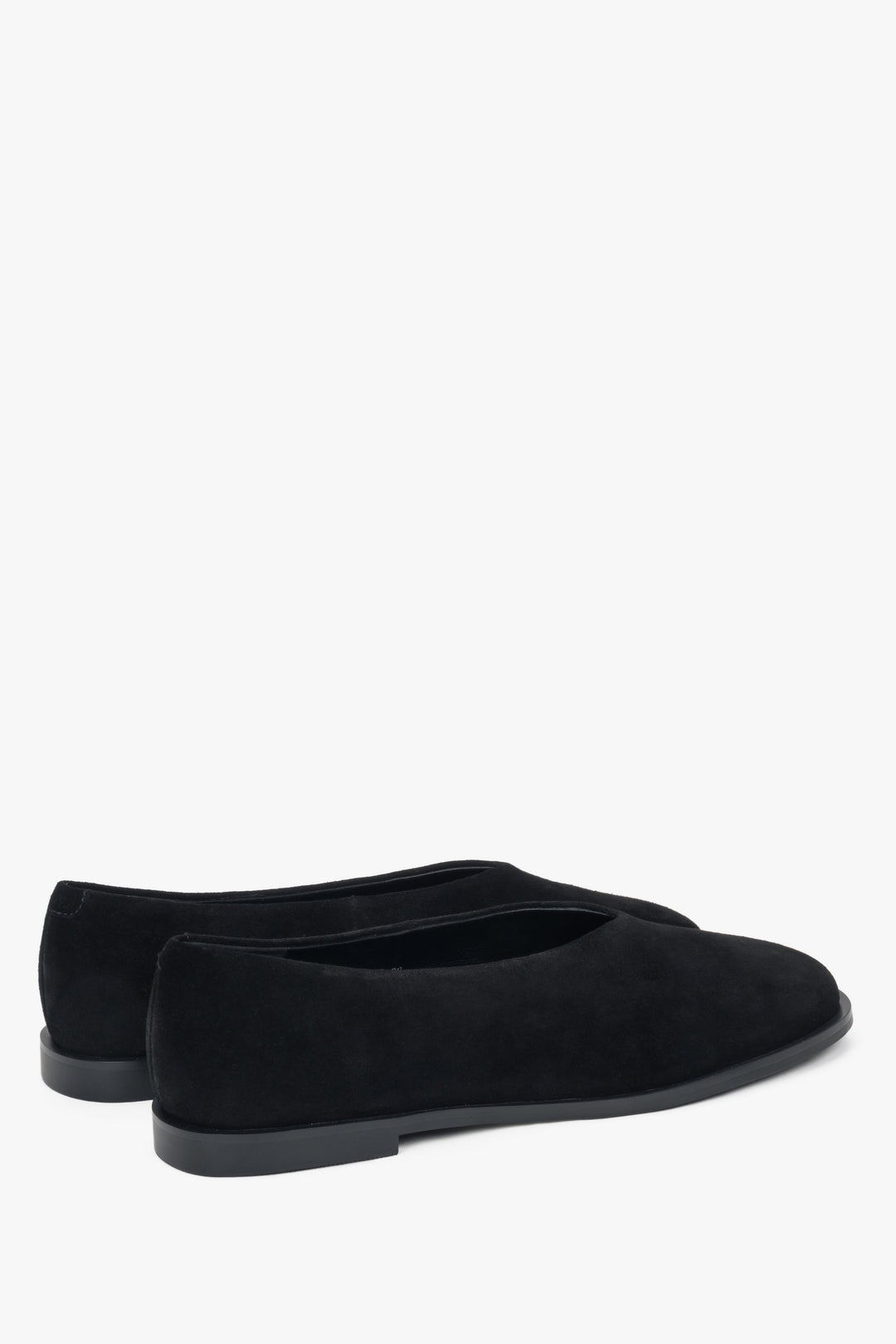 Schwarze Velours-Barfuß-Ballerinas von Estro, die sich perfekt der Fußform anpassen.