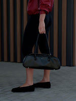 Schwarze Akzente in eleganter Ausführung: Barefoot-Ballerinas aus Veloursleder und die Estro Ledertasche ER00116260.