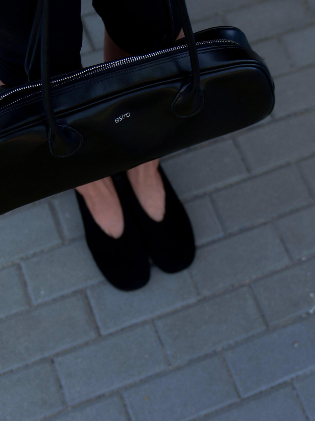 Das perfekte Duo für den Alltag – bequeme Barefoot-Ballerinas und eine elegante Schultertasche ER00116260.