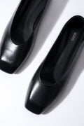 Schwarze Damen-Ballerinas aus Echtleder von oben mit eckiger Schuhspitze