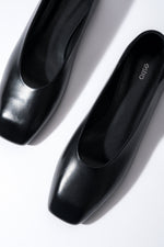 Schwarze Damen-Ballerinas aus Echtleder von oben mit eckiger Schuhspitze
