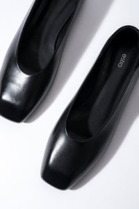 Schwarze Damen-Ballerinas aus Echtleder von oben mit eckiger Schuhspitze