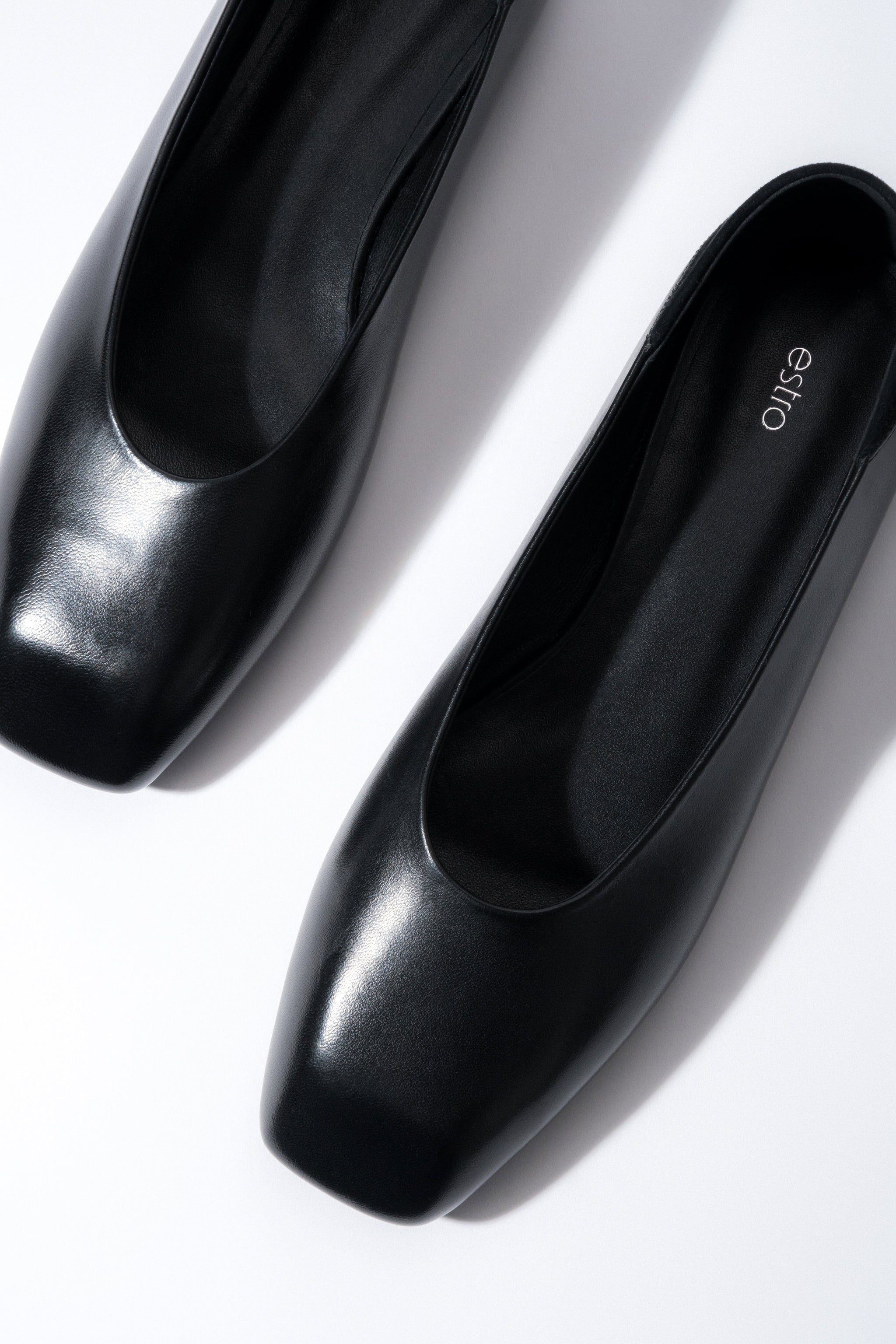 Schwarze Damen-Ballerinas aus Echtleder von oben mit eckiger Schuhspitze