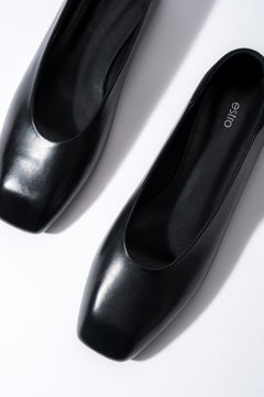 Schwarze Damen-Ballerinas aus Echtleder von oben mit eckiger Schuhspitze