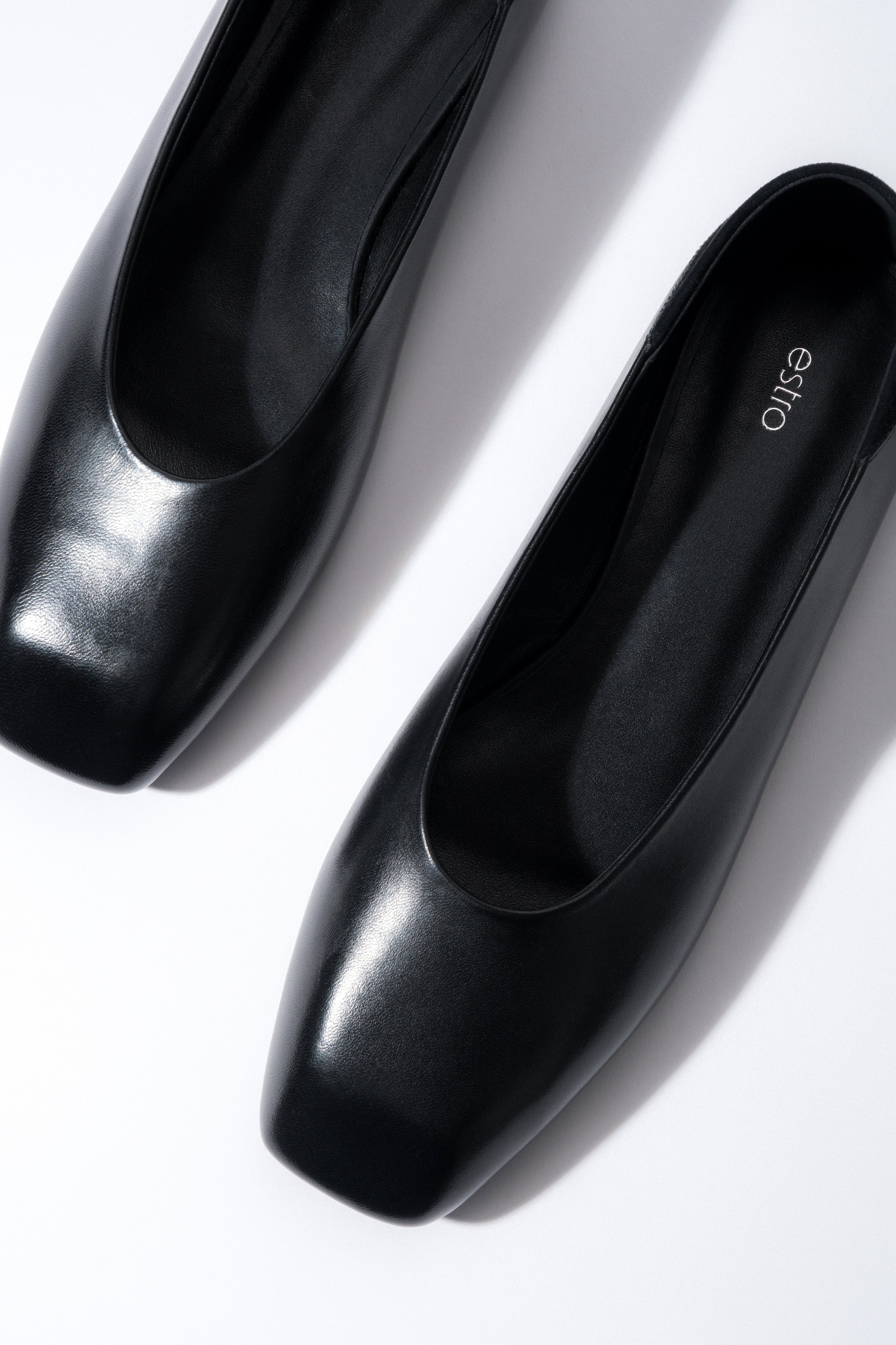 Schwarze Damen-Ballerinas aus Echtleder von oben mit eckiger Schuhspitze