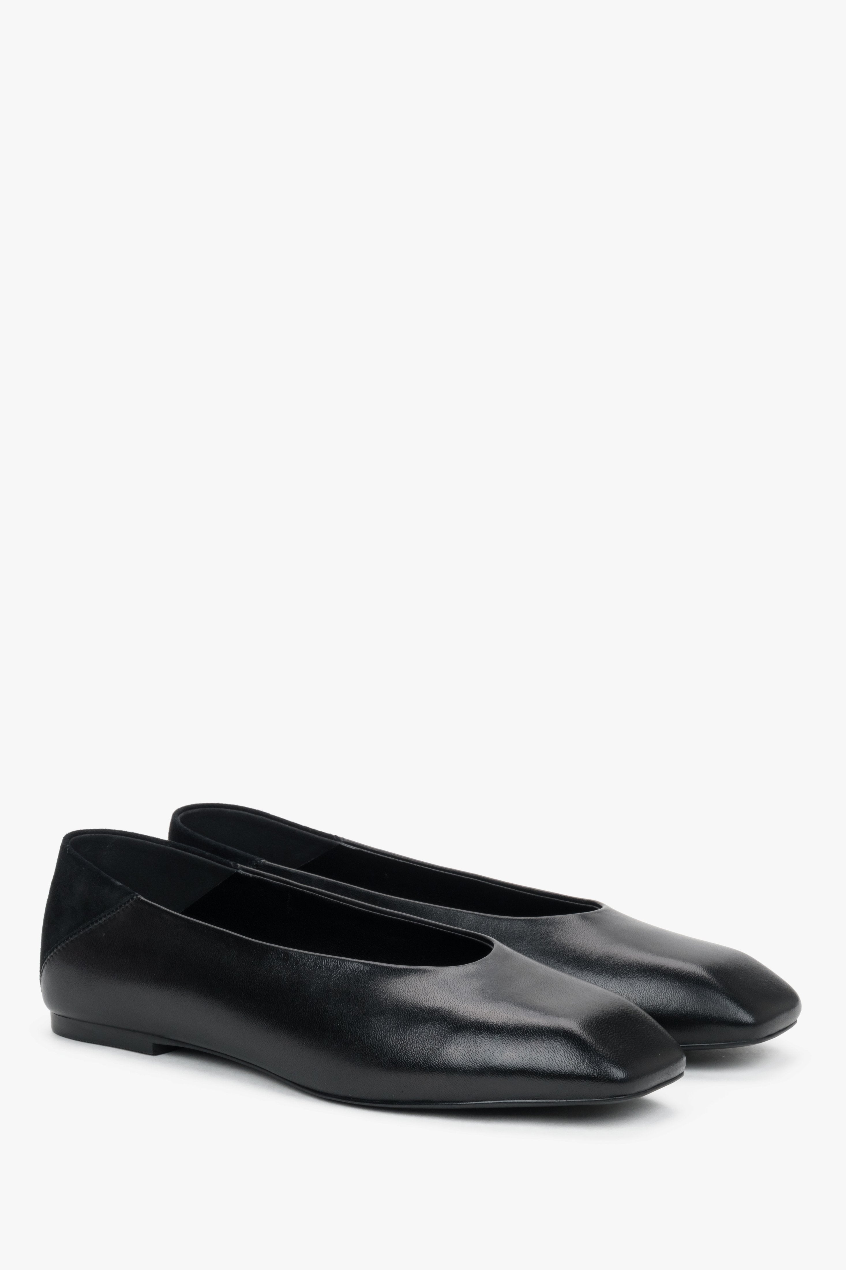 Schwarze Damen-Ballerinas aus Leder als Paar in schräger Seitenansicht