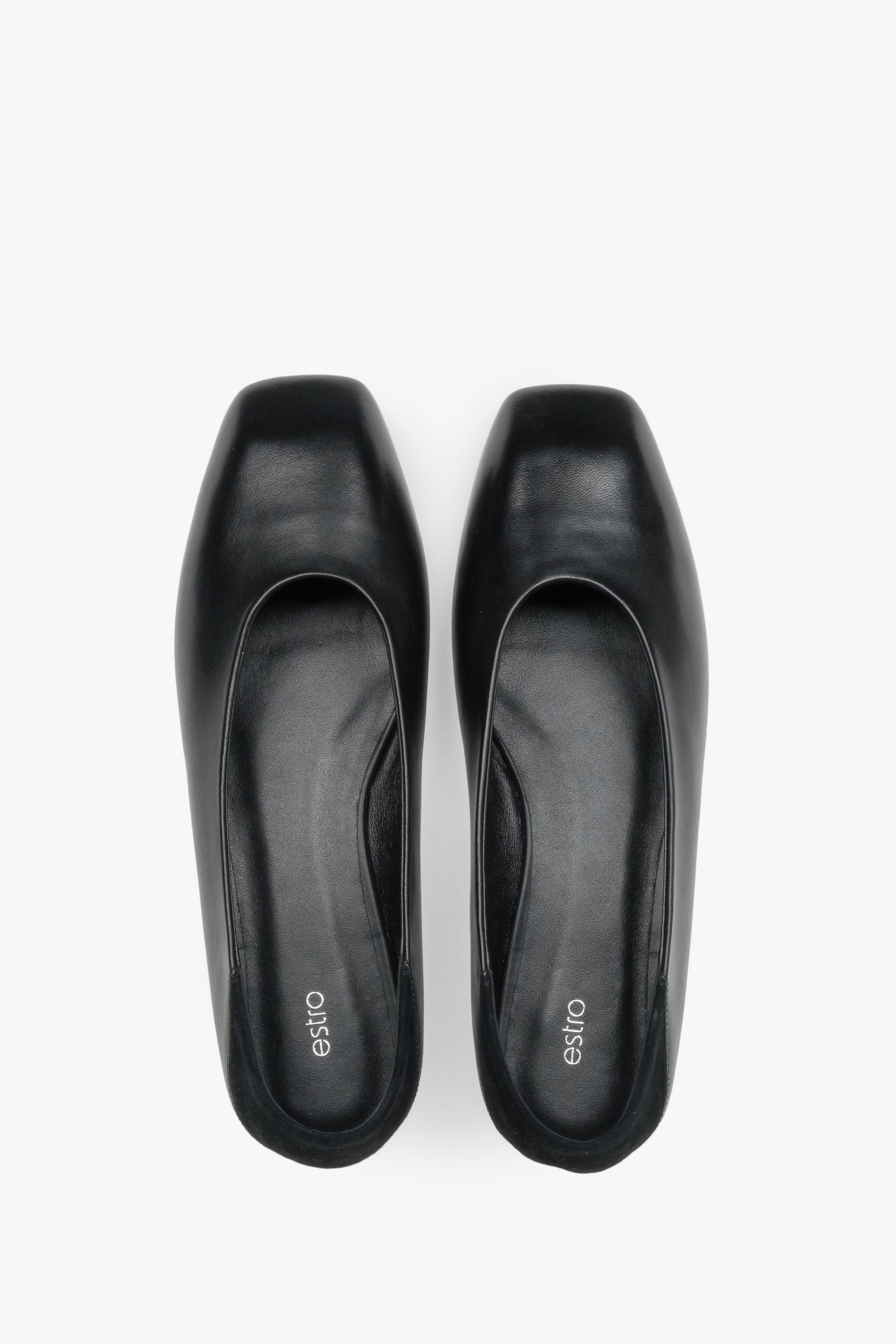 Schwarze Damen-Ballerinas von oben mit eckiger Schuhspitze und Lederdecksohle