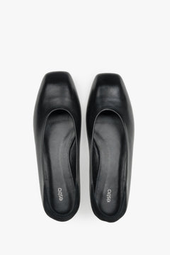 Schwarze Damen-Ballerinas von oben mit eckiger Schuhspitze und Lederdecksohle