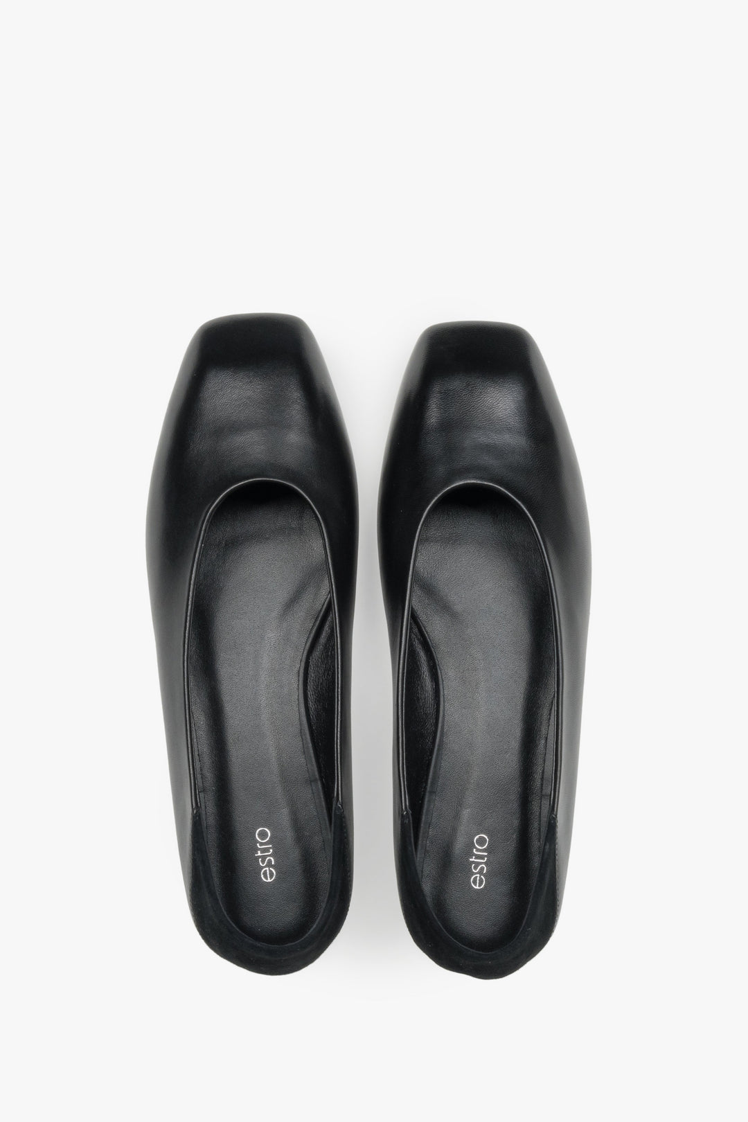 Schwarze Damen-Ballerinas von oben mit eckiger Schuhspitze und Lederdecksohle