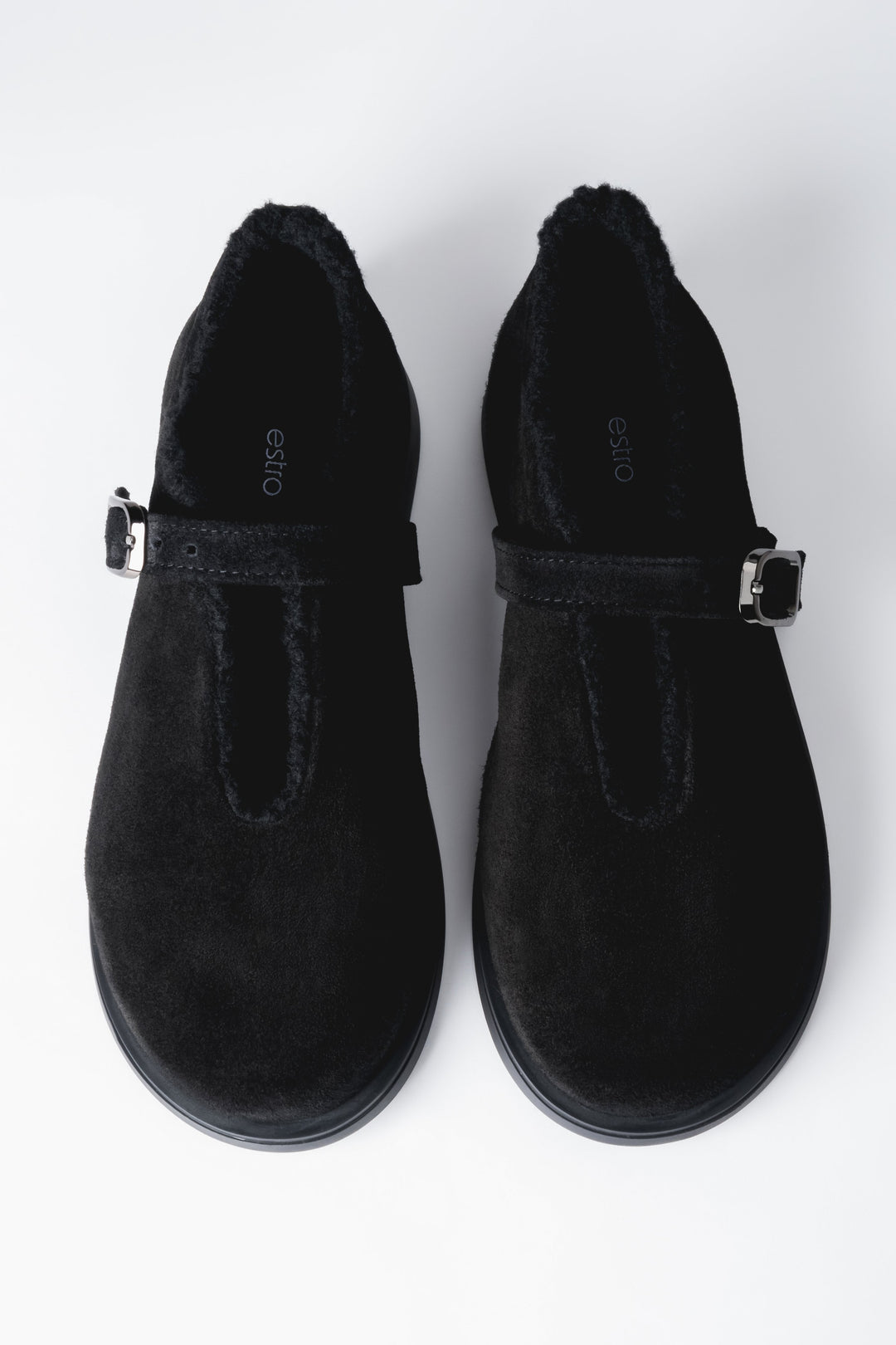 Draufsicht auf das Paar der schwarzen Ballerinas, die das wärmende Kunstfell-Futter hervorhebt 
