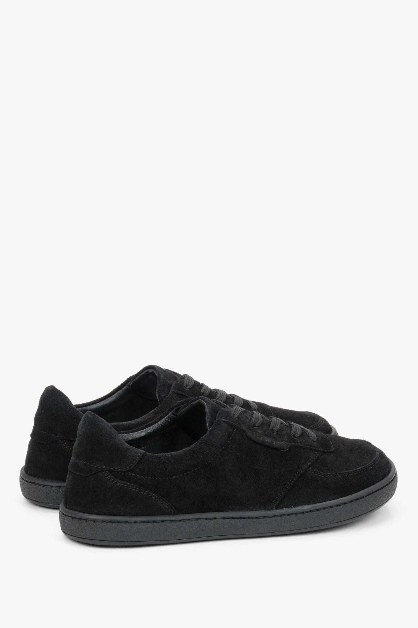 Schrägansicht des schwarzen Sneaker-Paares, die die anatomische Form und die Schnürung zeigt 