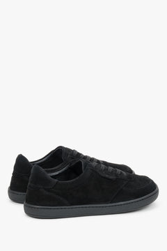 Schrägansicht des schwarzen Sneaker-Paares, die die anatomische Form und die Schnürung zeigt 