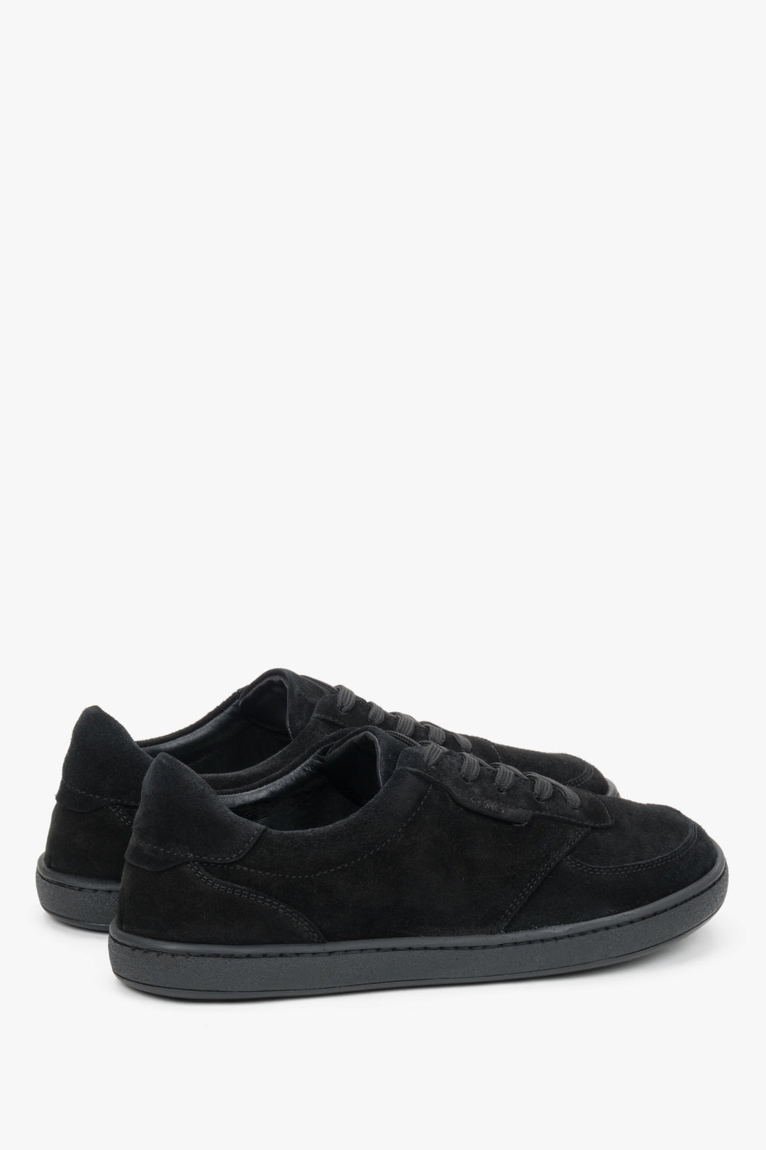Schrägansicht des schwarzen Sneaker-Paares, die die anatomische Form und die Schnürung zeigt 