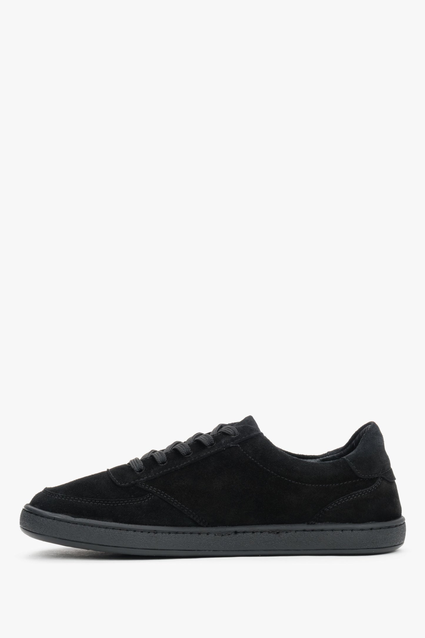 Flache Profilansicht der Innenseite der flexiblen und minimalistischen schwarzen Sneaker 