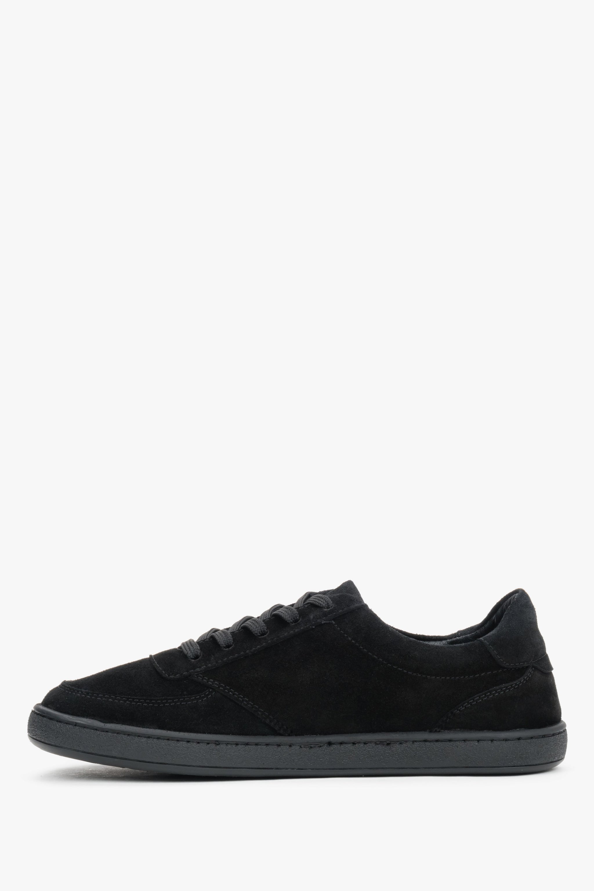 Flache Profilansicht der Innenseite der flexiblen und minimalistischen schwarzen Sneaker 