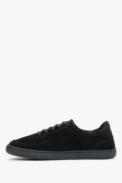 Flache Profilansicht der Innenseite der flexiblen und minimalistischen schwarzen Sneaker 