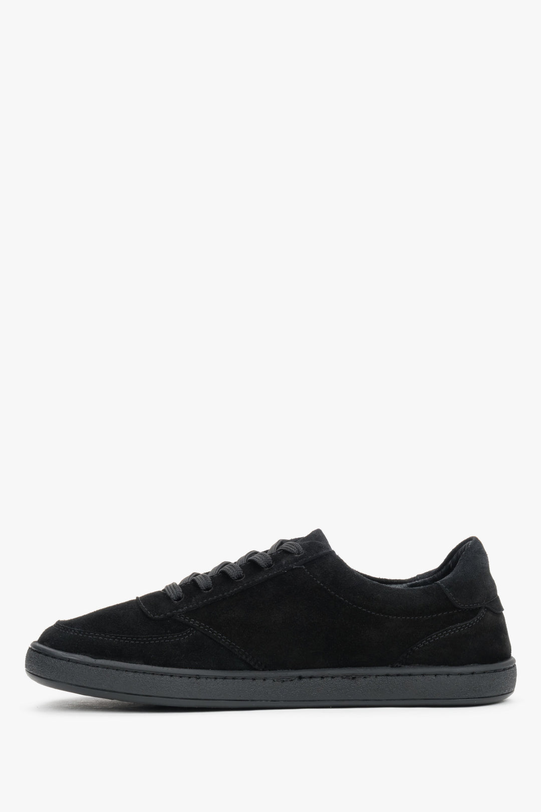 Flache Profilansicht der Innenseite der flexiblen und minimalistischen schwarzen Sneaker 
