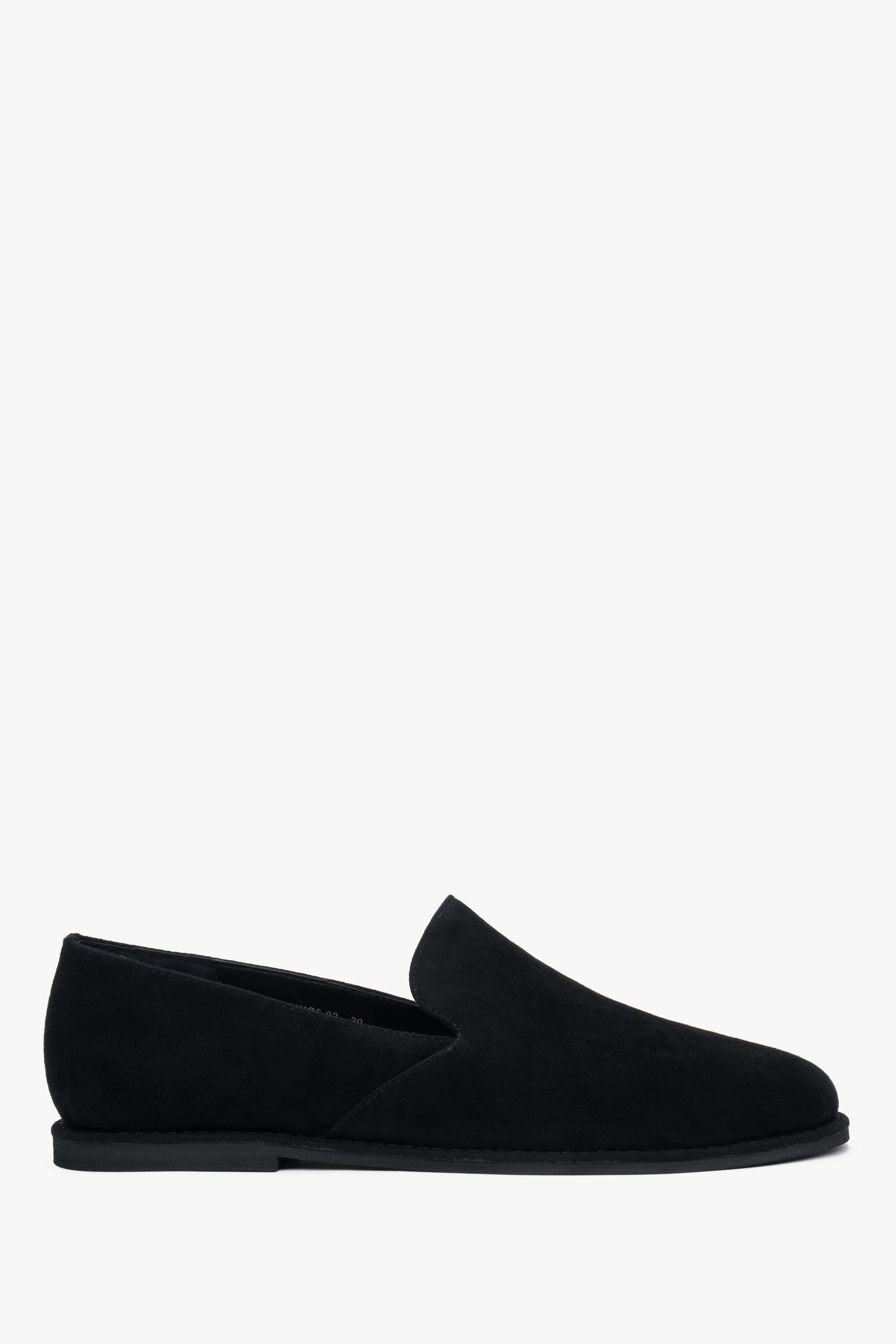 Klassisches Seitenprofil des linken Mokassins, das die völlig flache Barefoot-Sohle und die elegante Linie zeigt 