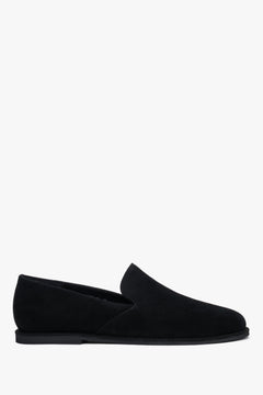 Klassisches Seitenprofil des linken Mokassins, das die völlig flache Barefoot-Sohle und die elegante Linie zeigt 